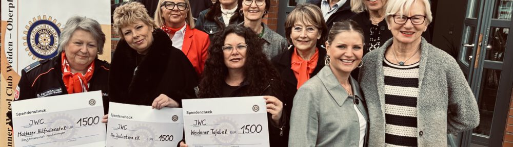 Über eine Spende von 1.500 Euro freuen sich Barbara Faltenbacher von den Maltesern, Susanne Vorsatz von der Initiative e.V. und Rainer Sindersberger von der Tafel. Ebenso im Bild einige Damen des Inner Wheel Club Weiden. (Bild: Petra Jüttner)