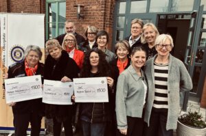 Über eine Spende von 1.500 Euro freuen sich Barbara Faltenbacher von den Maltesern, Susanne Vorsatz von der Initiative e.V. und Rainer Sindersberger von der Tafel. Ebenso im Bild einige Damen des Inner Wheel Club Weiden. (Bild: Petra Jüttner)