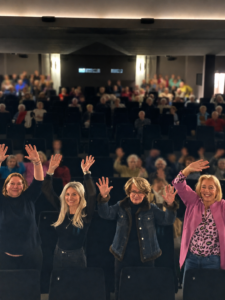 fröhliche Besucher im neue Welt Kino